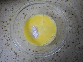 然后再裹上鸡蛋液。