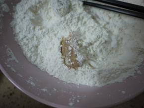 再上一层面粉，在最后上面粉的时候可以用手压一下，这样鸡肉上面可以均匀的裹上面粉。把所有的鸡肉都用这样的方法裹上面粉。