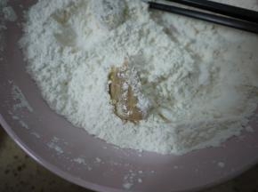 再上一层面粉，在最后上面粉的时候可以用手压一下，这样鸡肉上面可以均匀的裹上面粉。把所有的鸡肉都用这样的方法裹上面粉。