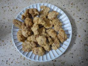 然后等鸡米花稍微冷却之后进行第二次复炸，把鸡米花炸至金黄色之后捞出。