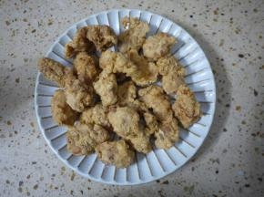 然后等鸡米花稍微冷却之后进行第二次复炸，把鸡米花炸至金黄色之后捞出。