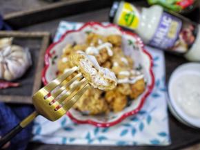 外酥里嫩的鸡米花就做好了，吃的时候可以沾番茄酱或者蒜蓉沙拉酱，刚刚出锅的鸡米花，咬开还能看到鸡肉流出的肉汁，非常得香，刚上桌就被抢着吃，实在是太好吃了。