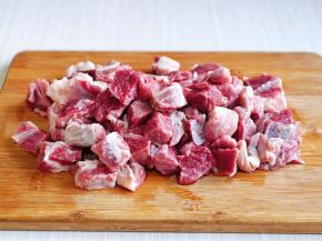 买回来的牛肉，首先用冷水反复浸泡，水浑浊后就换，这样反复至水清澈为止，可以帮助去除牛肉的腥味儿。