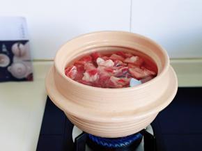 切好的牛肉焯水； 冷水入锅，中火烧开，撇出浮沫，煮2分钟。