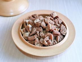 淋干水分放入盘中备用。