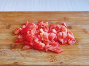 番茄洗干净，去根，切小块。