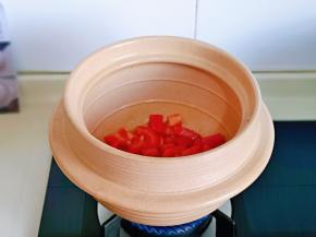 起油锅，加入切好的番茄小火翻炒，炒至番茄变软，加入番茄酱翻炒3分钟。