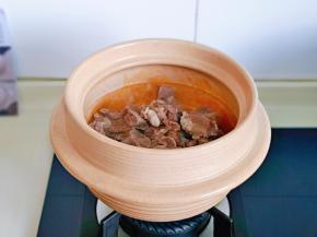 再加入焯水的牛肉块，翻炒均匀，再加入纯净水，适当多一点水，一定要一次加足水。中途不要加水，那样影响牛肉的口感。