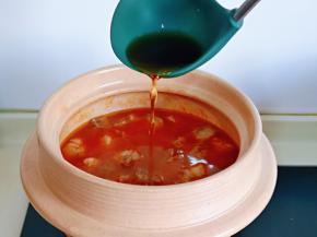 再加入料酒，白酒，啤酒都可以。