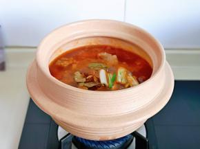 最后加入大葱，姜片八角，桂皮，香叶。