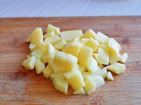 土豆去皮切丁，待牛肉炖好后再切哈，避免氧化变色。