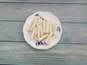 年糕用水冲一下，然后切成适当段