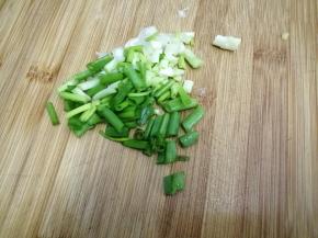 小葱切成小段