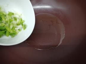 锅里加入适量的油，烧到七成热时，把小葱倒入锅中爆香