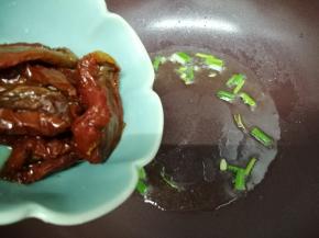 再把腌番茄倒入锅中，翻炒片刻