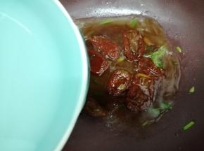 倒入一碗水