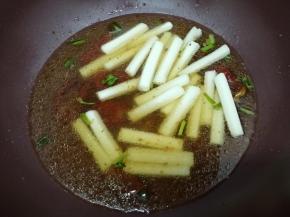 然后把年糕段放入锅中，大火烧开转中火煮到年糕变软