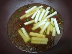 然后把年糕段放入锅中，大火烧开转中火煮到年糕变软