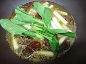 再把小油菜放入锅中，继续煮两分钟左右