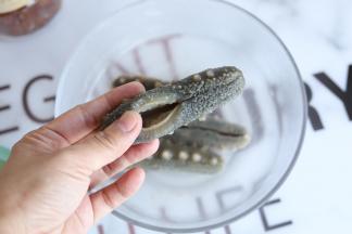 准备好已经泡发好的海参。