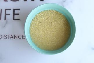 小米淘洗干净后用清水浸泡备用。