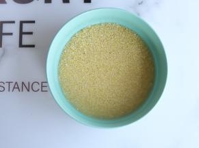 小米淘洗干净后用清水浸泡备用。