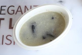 前一天炖好的鸡汤。