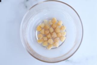 干贝放入温水浸泡备用。