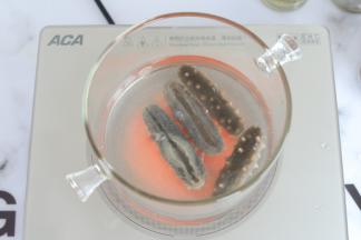 泡发好的海参放入沸水中煮30分钟。