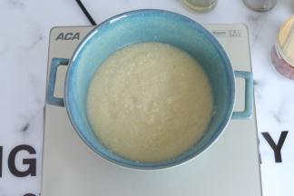 鸡汤煮沸，放入小米和干贝，电陶炉3档煮沸，转1档煮30分钟左右。