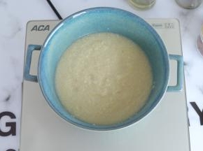 鸡汤煮沸，放入小米和干贝，电陶炉3档煮沸，转1档煮30分钟左右。