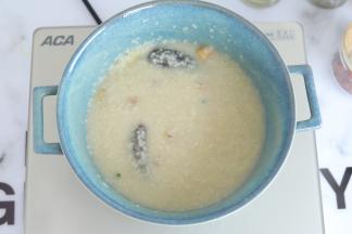 放入海参和姜片，继续煮10-15分钟，其间不断搅拌避免糊底。