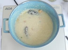 放入海参和姜片，继续煮10-15分钟，其间不断搅拌避免糊底。