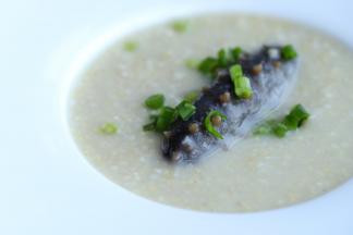 加入盐、白胡椒粉调味，盛盘，洒上葱花。