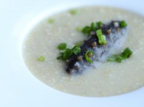 加入盐、白胡椒粉调味，盛盘，洒上葱花。