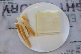 吐司切成两片厚度为1里面的吐司片，边缘切整齐。