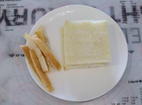 吐司切成两片厚度为1里面的吐司片，边缘切整齐。