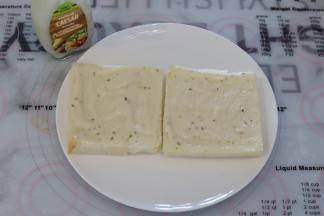 两片吐司分别在一面抹好千岛酱。