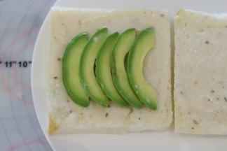 放上切成薄片的牛油果。