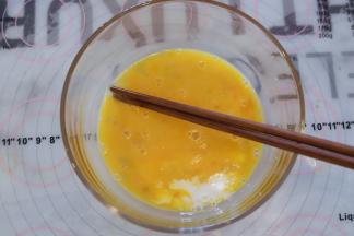 鸡蛋打散，加入牛奶和少许的盐。
