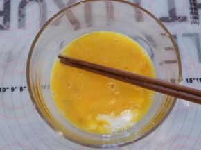 鸡蛋打散，加入牛奶和少许的盐。