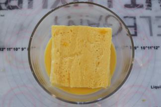 放入吐司片，让整个吐司片浸满鸡蛋液。