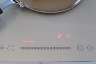 启动电陶炉2档，放上不粘锅。