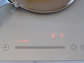启动电陶炉2档，放上不粘锅。