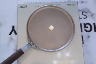 锅热的时候放入黄油块。