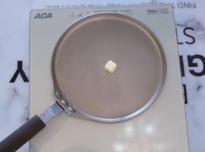 锅热的时候放入黄油块。