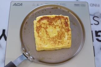 放入吐司片，煎至两面都是金黄色，边边也要煎好。