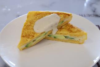 西多士对切成三角形，淋上千岛酱。