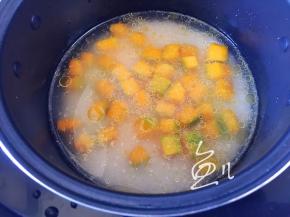 将炒过的南瓜丁倒入电饭锅内