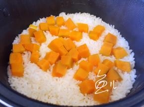 煮饭程序结束，开盖用筷子或者饭勺将米饭搅散